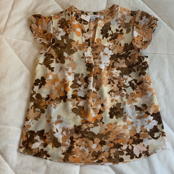 NWT Calvin Klein Floral blouse with flutter Sleeves - Picture 2 of 10